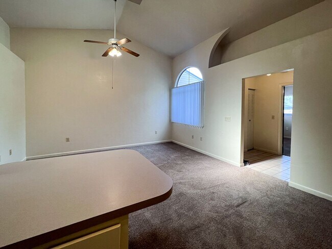Building Photo - 2/2 Flat in Napier Oaks available August 1!