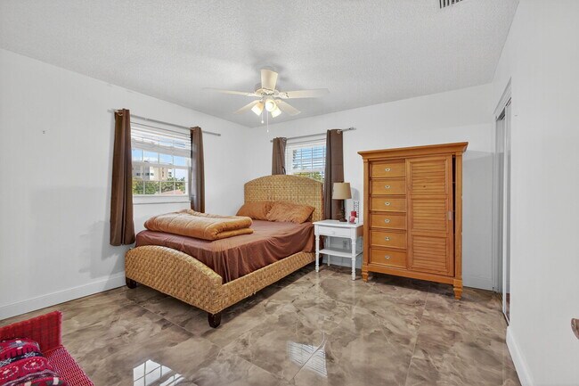 Building Photo - 2025 S Ocean Dr