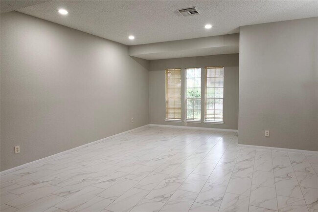 Building Photo - 3418 Green Fields Dr