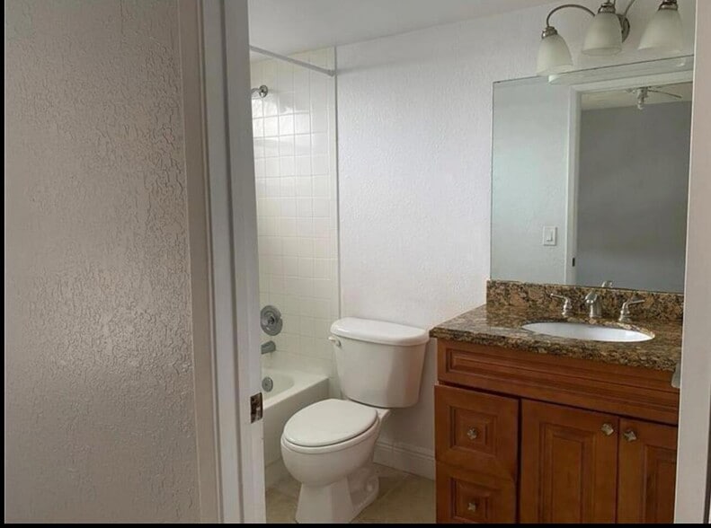 Building Photo - 1455 Lake Crystal Dr