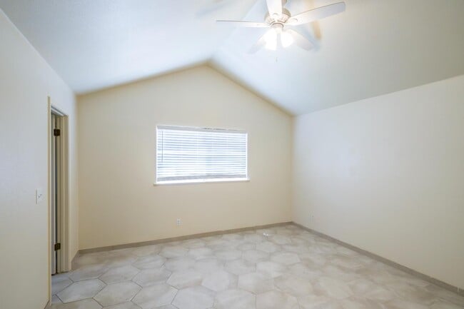 Building Photo - 1542 E Alluvial Ave