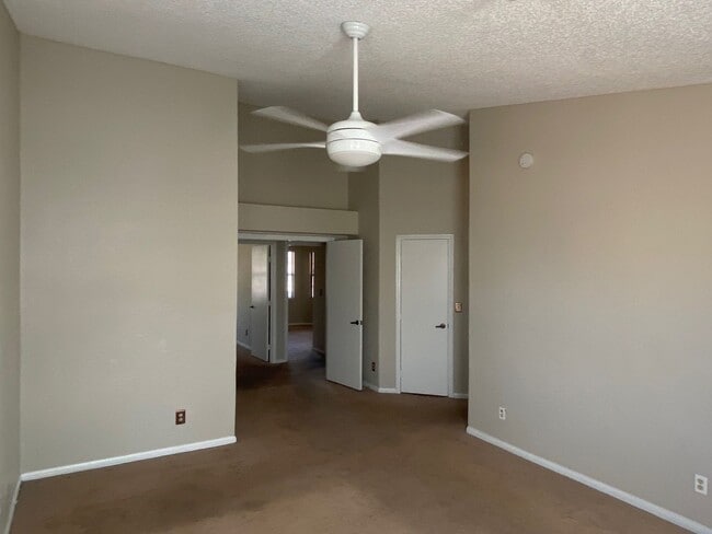 Building Photo - 3 Bedroom 2 Bathroom Home!
