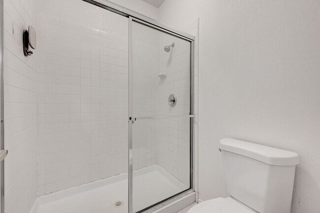 Building Photo - Great 2 bedroom 2 bathroom condo in gated community in Summerlin!