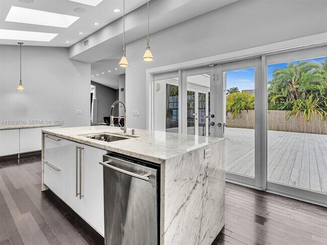 Building Photo - 20120 NE 25th Ct