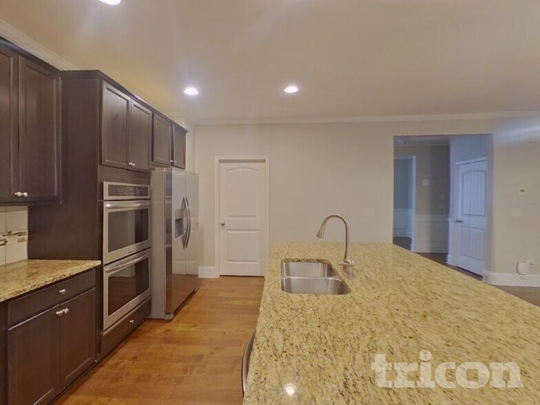 Building Photo - 5959 Wolf Creek Dr