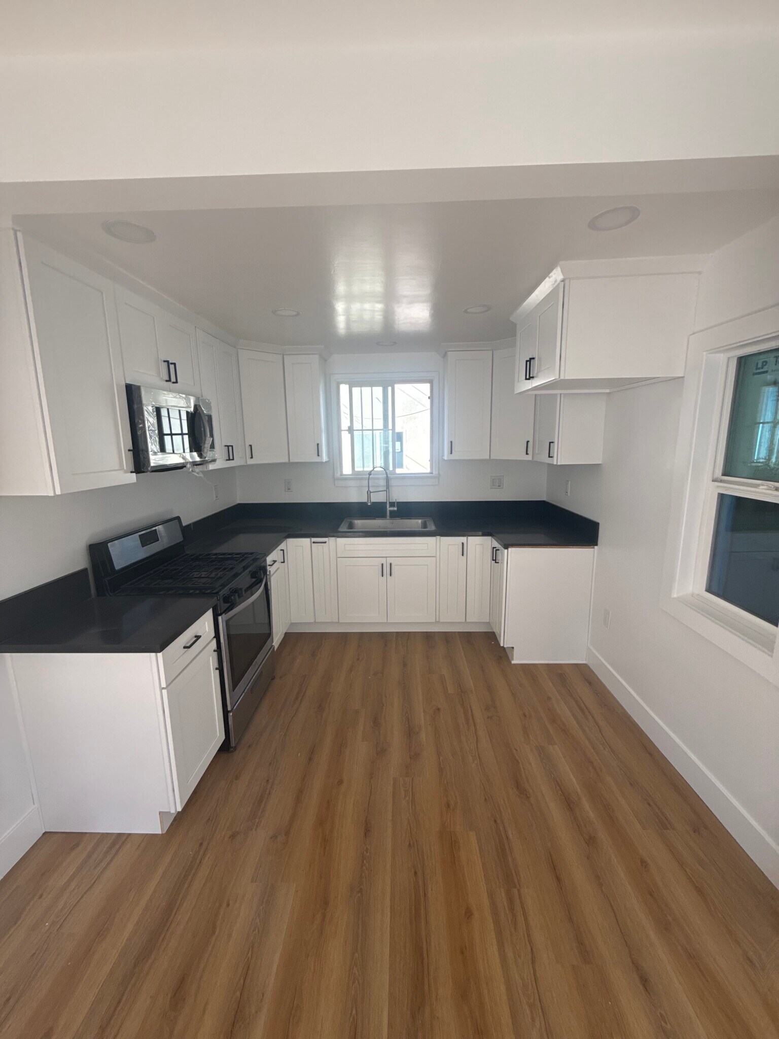 Building Photo - 5661 California Ave