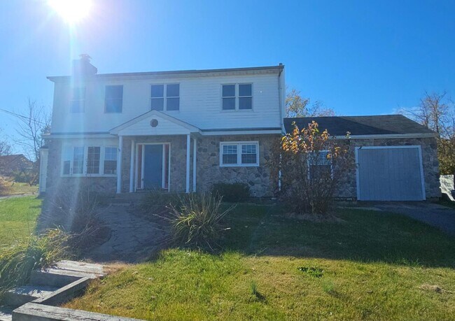 Building Photo - Elegant 5-Bedroom, 4-Bath Home with Expansive Living Spaces