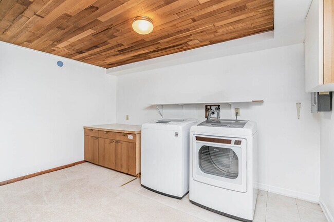 Building Photo - 5120 NE 54th St