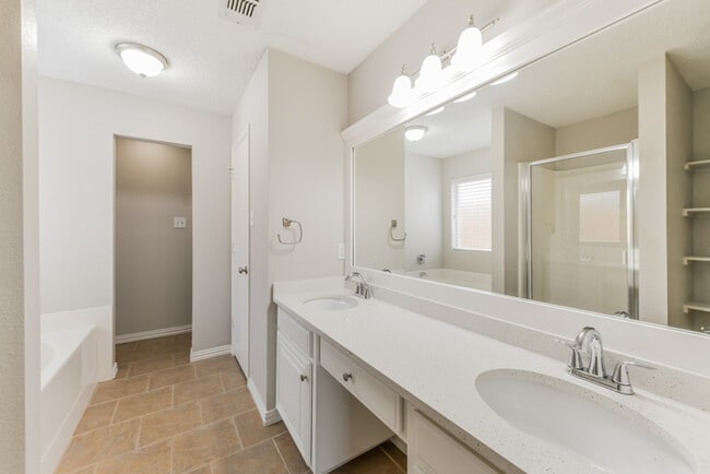 Building Photo - 605 Crestview Ct