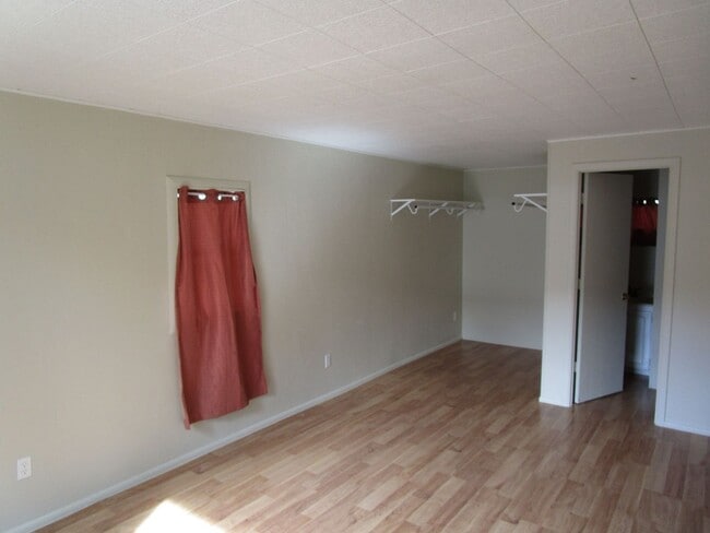 Building Photo - *APPLICATIONS PENDING* 3 Bedroom Home on 3/4 Acre - Available Soon!