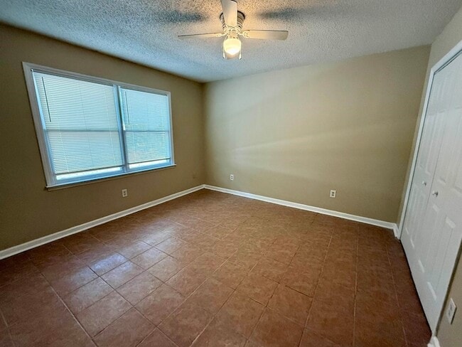 Building Photo - 4047 Fairway Dr