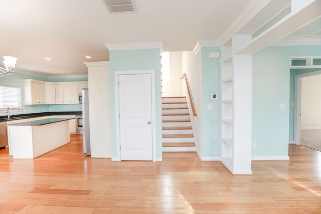 Building Photo - Beautiful Move-In Ready craftsman style home in Norfolk!