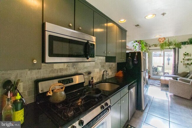 Building Photo - 1814 Christian St