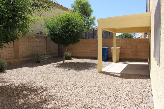 Building Photo - 4 bed 2.5 bath Magic Ranch Home