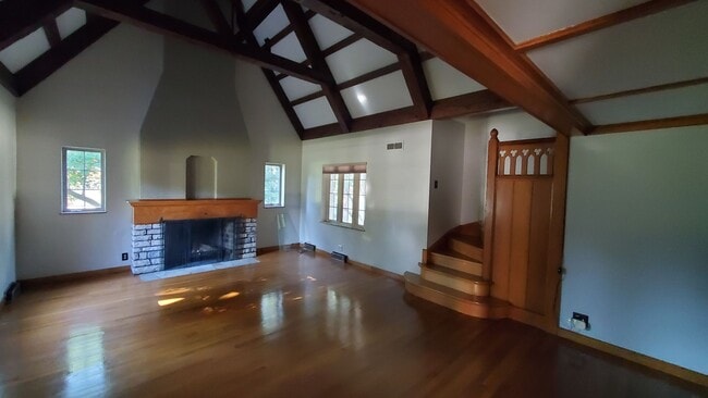 Building Photo - Large 4 bedroom Home for Rent