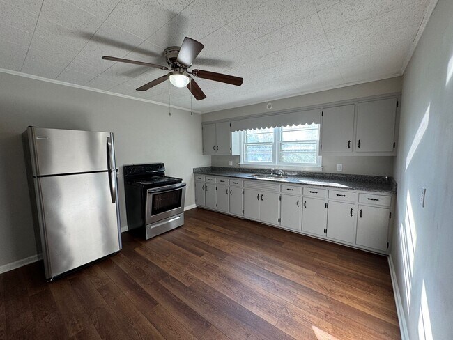 Building Photo - East AVL - Two Bedroom Apartment with Large Basement