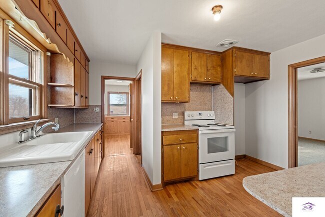 Building Photo - AVAILABLE NOW!