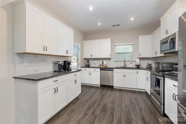 Building Photo - 549 Kiser Ln