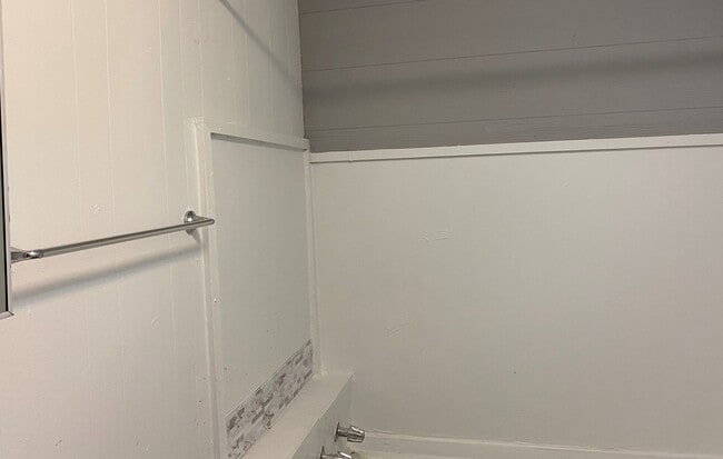 Building Photo - 1/2 off 1st Month's Rent   With Approved A...
