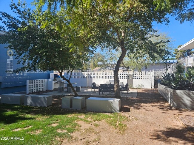 Building Photo - 521 E Bethany Home Rd