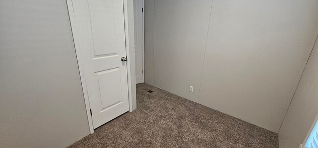 Building Photo - 131 Redwood Ct