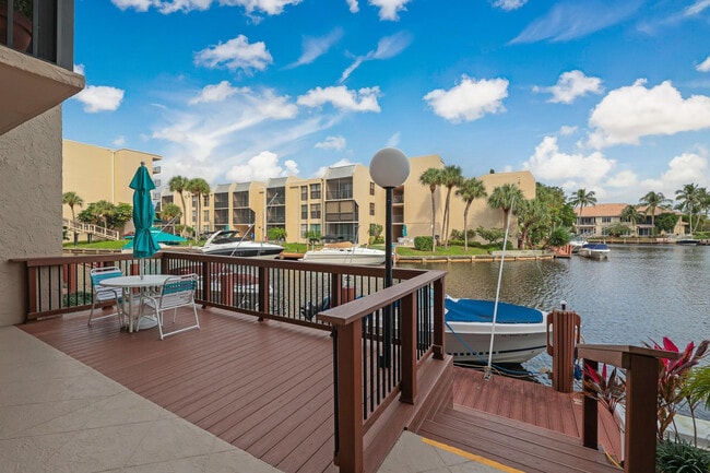 Building Photo - 6 Royal Palm Way