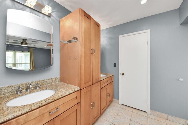 Building Photo - 2029 Highland Hills Dr