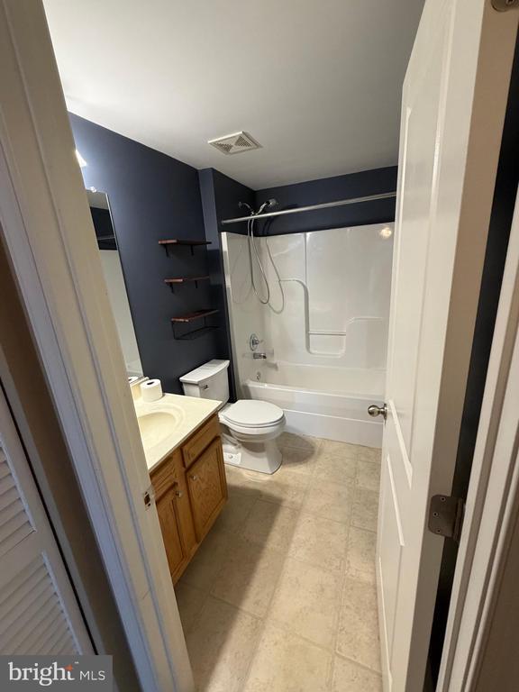 Building Photo - 2407 Saratoga Ave