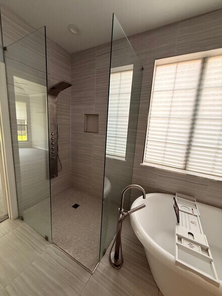 Walk in shower - 2489 Yuma Dr
