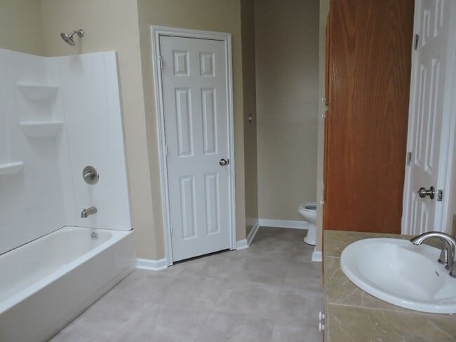 Building Photo - Great 3 Bedroom, 2 Bath Home - No Carpet