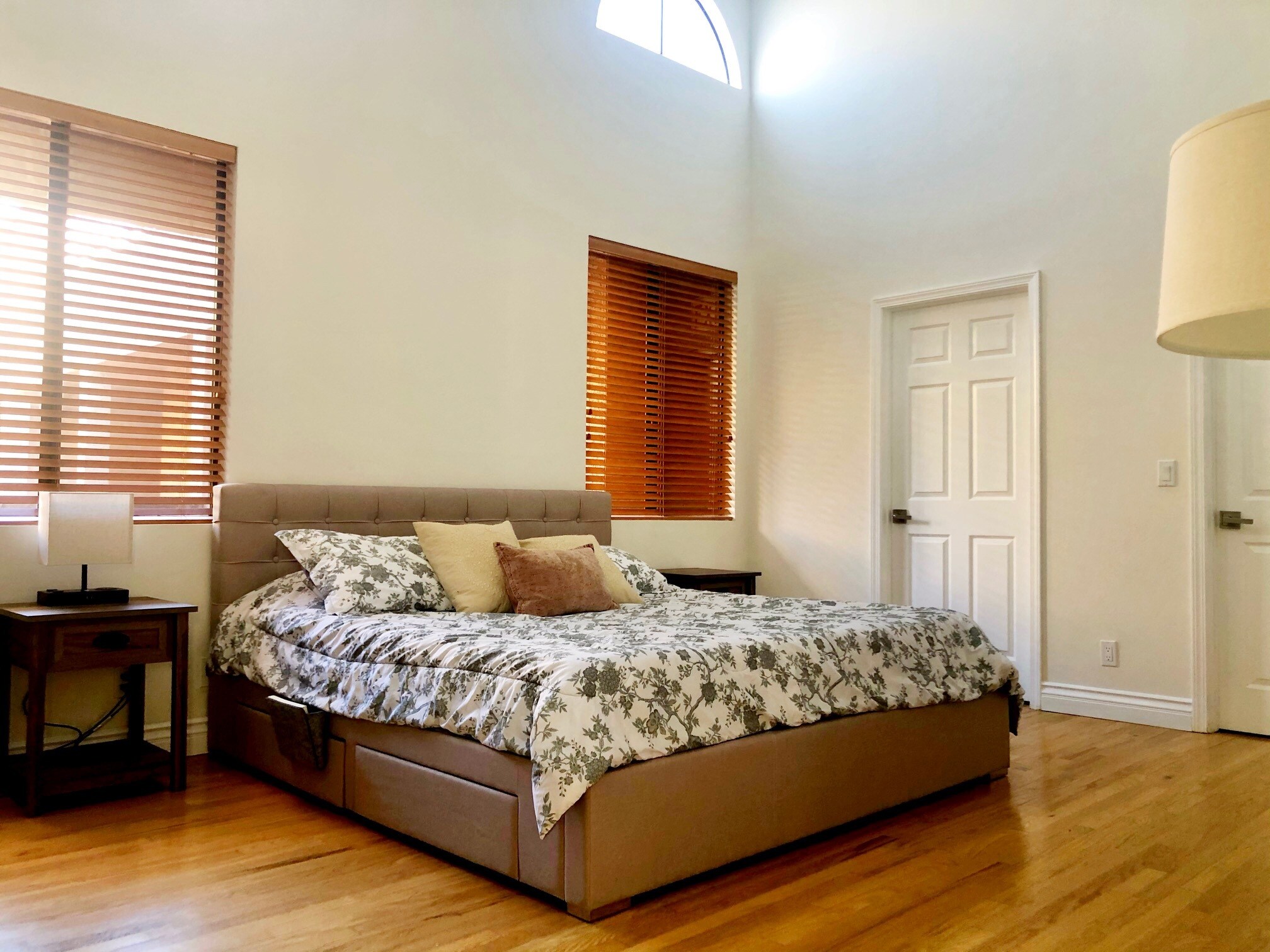 master bedroom with vaulted high ceiling - 14572 Dickens St