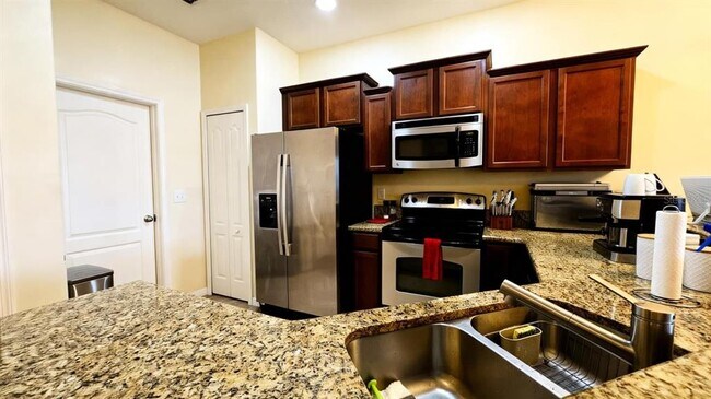 Building Photo - 4085 Shadetree Ln