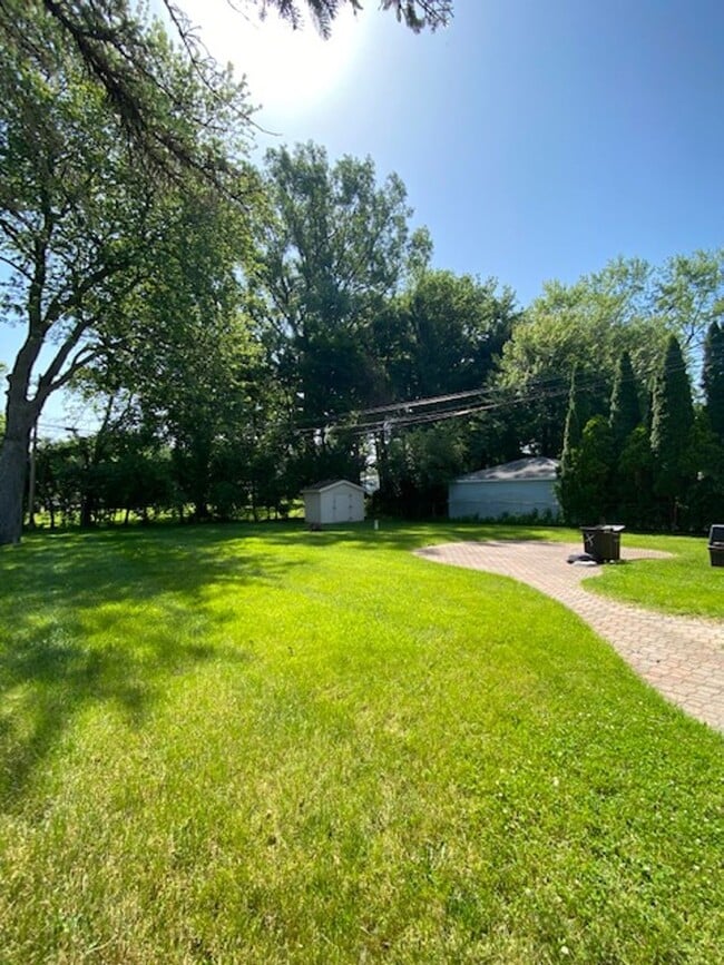Building Photo - ADORABLE 3 BED 1 BATH RANCH IN LIVONIA ---...