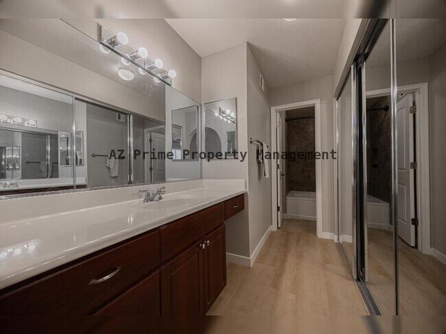 Building Photo - 1880 E Morten Ave