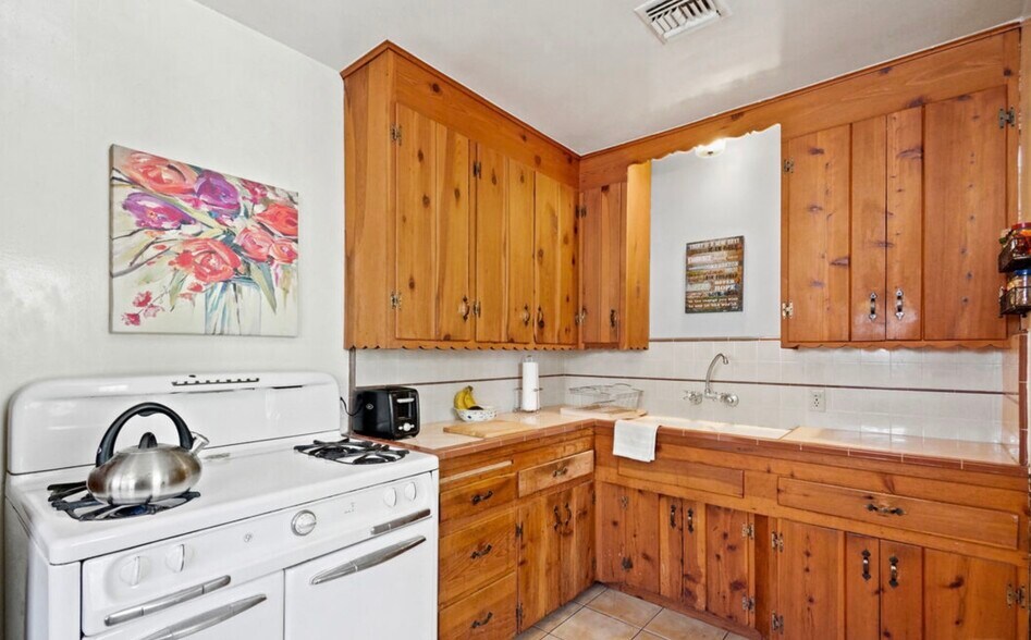 Building Photo - 22712 Leonora Dr