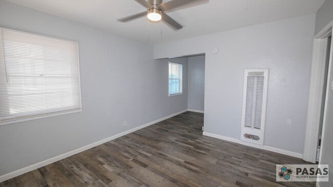Building Photo - Beachside Living – Stylish 1BR with Washer...