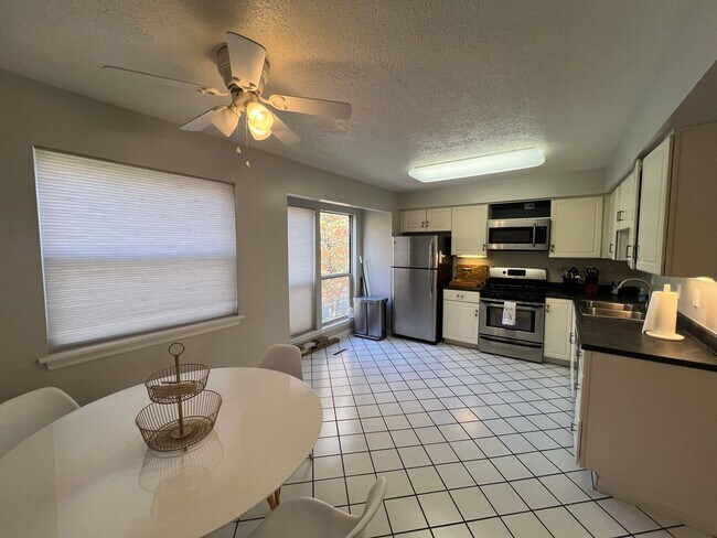 Building Photo - Beautiful 3 Bed/ 3 Bath Townhome in Privat...