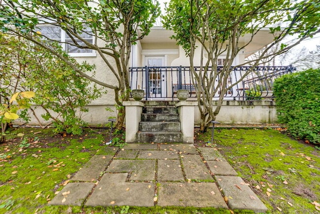 Building Photo - 3321 NE Peerless Pl