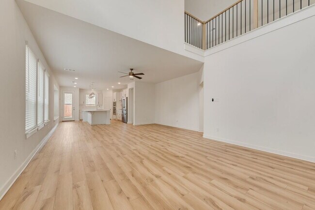 Building Photo - Beautiful 5 bedroom 3 full bath home in the heart of Heartland!