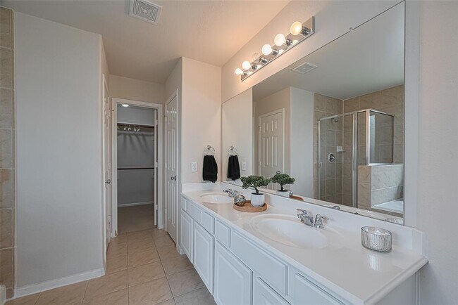 Building Photo - 13907 Early Dew Ct