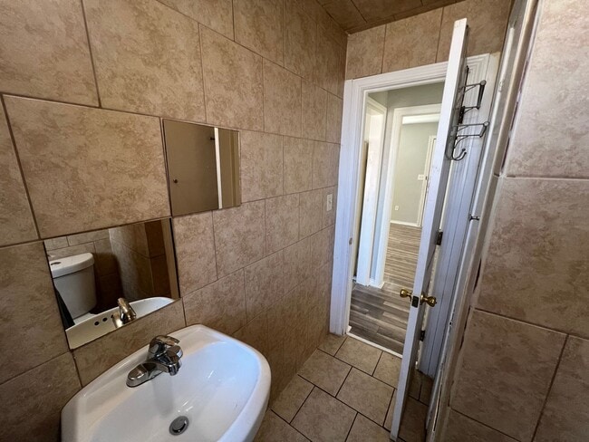 Building Photo - Super cute 2 bed  at the right place and price