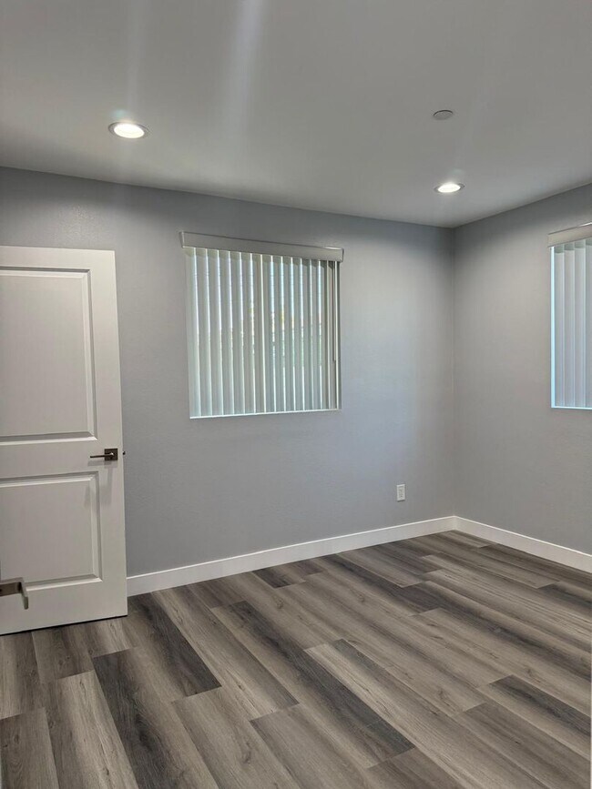 Building Photo - 1348-1348 E Vernon Ave