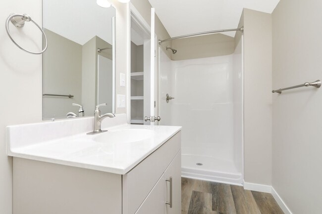 Building Photo - Like New, for RENT 3bd 3ba 2 car attached garage END UNIT available June 01