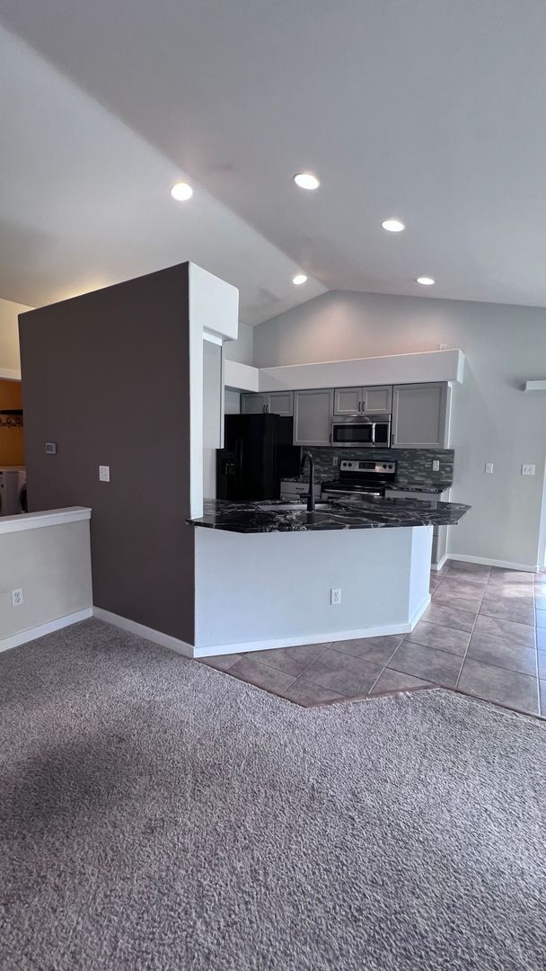 Building Photo - Spacious 4 Bed/3 Bath with Finished Baseme...