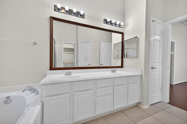 Building Photo - 6927 Great Oaks Shadow Dr