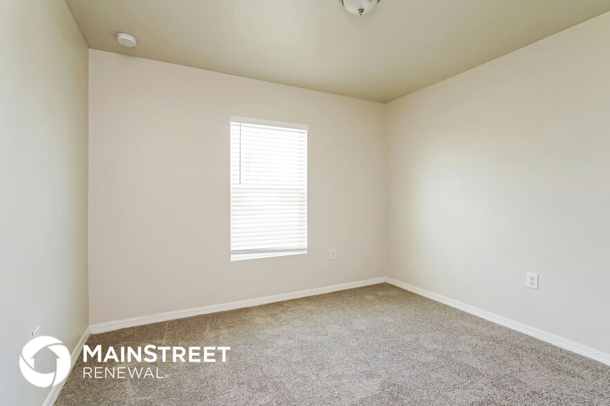 Building Photo - 4165 NE 9th Pl