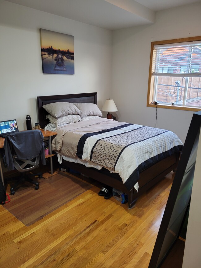 Bedroom 3 - 1455 W Belmont Ave