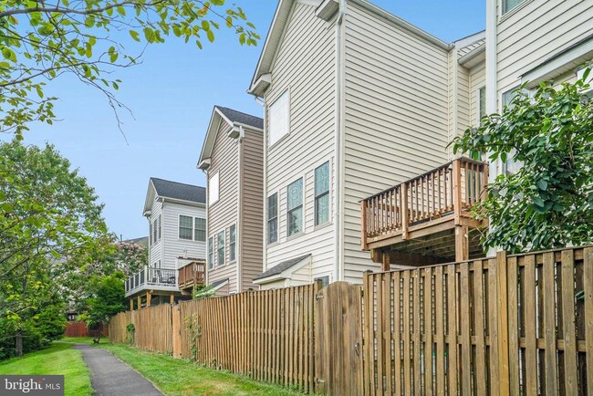 Building Photo - 4684 Carisbrooke Ln