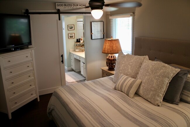 Building Photo - 5064 English Village Dr