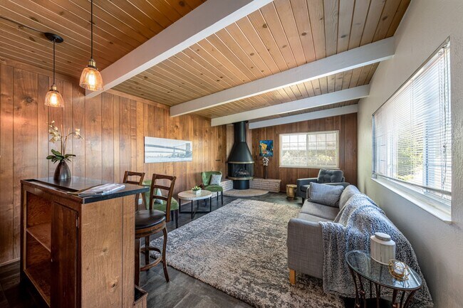 Building Photo - Coming Soon! Lovely Redwood Heights Home w...